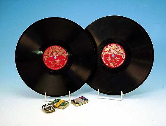 40 SCHELLACKPLATTEN 78 UPM, AUS DEN 30ER BIS 50ER JAHREN, FAST AUSSCHLIEßLICH JAZZ UND SWING, U.A. LOUIS ARMSTRONG, LOUIS UND ELLA, CHARLY ...