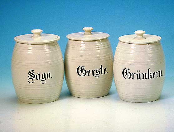 6 Vorratsgefäße, deutsch, 20er Jahre, Steingut, weiß, beschriftet, in Faßform, H. ca. 18 cm