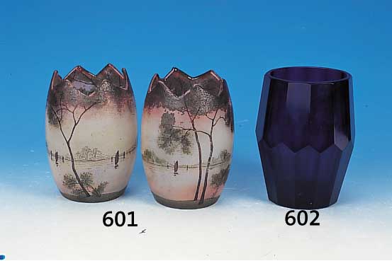 Vase, Böhmen, wohl Steinschönau, 20er Jahre, lilafarbenes Glas, facettiert, H. 15 cm