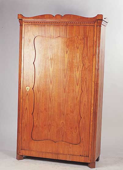 Schrank, Österreich, um 1870/80 Ulme massiv, eintürig, 167 x 98 x 44 cm, ohne Schlüssel, altersbedingt besch.