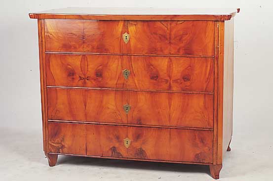 Kommode, Österreich, um 1860 dickes Kirschbaumfurnier, vier Schübe, kleinere Furnierschäden, Rückwand repariert, ohne ...