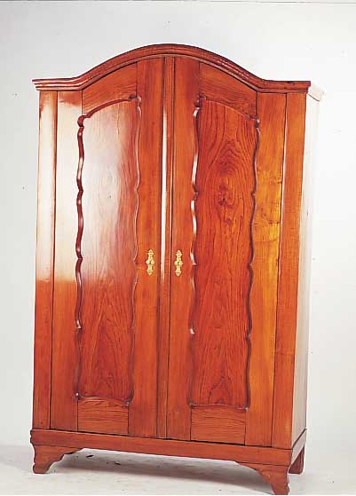 Schrank, Österreich, um 1890, bogenförmiges Gesims, Ulme massiv, zweitürig, zerlegbar, 200 x 127 x 52 cm, ohne Schlüssel, ...