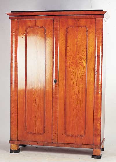 Schrank, Österreich, um 1860, Ulme, massiv, zweitürig, 184 x 126 x 53 cm altersbedingt besch., ohne Schlüssel