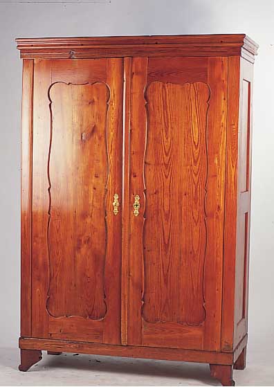 Schrank, Österreich, um 1860, Ulme, massiv und furniert, zweitürig, ver- tiefte bogenförmig ausgeschnittene Türfül- lungen, ...