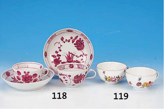 Zwei Tassen mit Untertassen, Rauenstein, um 1800, Porzellan, purpurfarben bemalt, H. ca. 5 cm, eine Untertasse mit min. Chip.