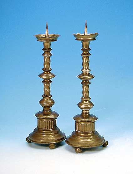 Paar Kerzenleuchter, deutsch, um 1890, Messing, reich verziert, H. 42 cm
