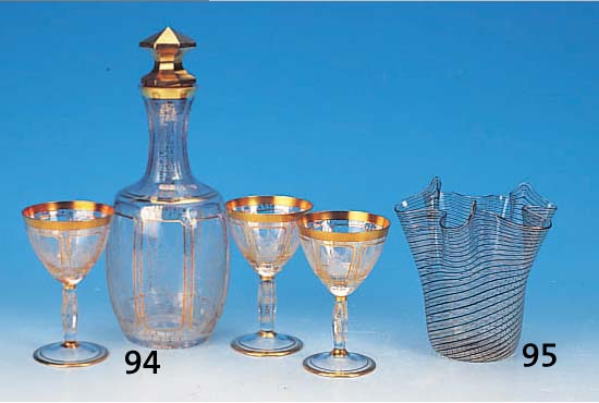 Karaffe und sechs Gläser, wohl Böhmen, um 1930, mundgeblasenes Glas, geschnittener Blumendekor, Goldmalerei, H. 29.5 cm/13 cm, ein Glas ...