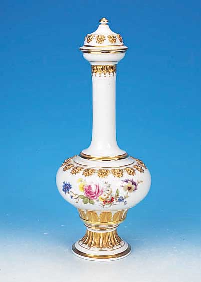 Deckelvase, Meissen, um 1880/90, 1. Wahl, beidseitig fein bemalt, Blumenbouquets, reiche Goldstaffage, in Form einer orient. Flasche, ...