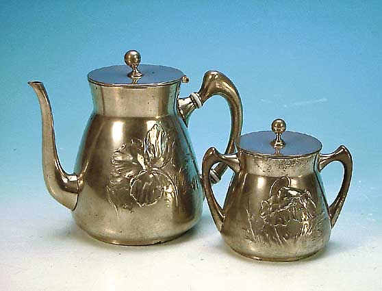 TEEKANNE UND ZUCKERDOSE, DEUTSCH, KAYSERZINN, UM 1900-10, MIT RELIEFIERTEM KLATSCHMOHN- UND IRISDEKOR, H. KANNE CA. 16 CM, MODELLNR. 4176, ...