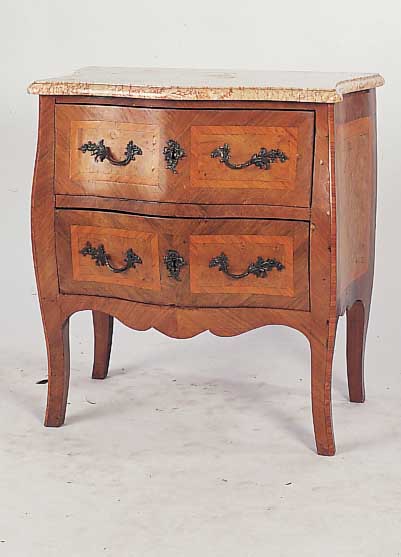 kleine Kommode, Barockstil, um 1900, Nußbaumfurnier, zwei Schübe, dicke rotgeäderteMarmorplatte, geschwungen, zwei Schübe, ...