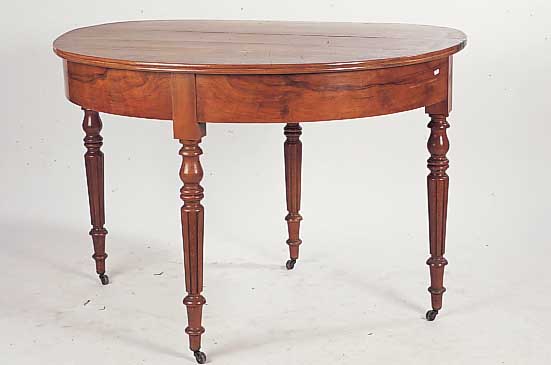 Konsolentisch, um 1890/1900, Nußbaumfurnier, z.T. massiv, zusammenklappbar,gedrechselte Beine, Platte l. verzogen, 84 x 119 x ...
