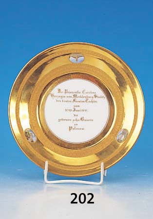 Andenkenteller, KPM Berlin, 1841, Porzellan, reich matt- und glanzvergoldet, Rand mit drei kleinen, fein bunt bemalten Kartuschen, ...