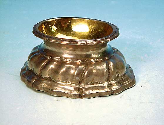 Salzgefäß, deutsch, Augsburg, um 1760, Silber, feine barocke Treibarbeit, innen vergoldet, H. ca. 4 x 9 x 7 cm