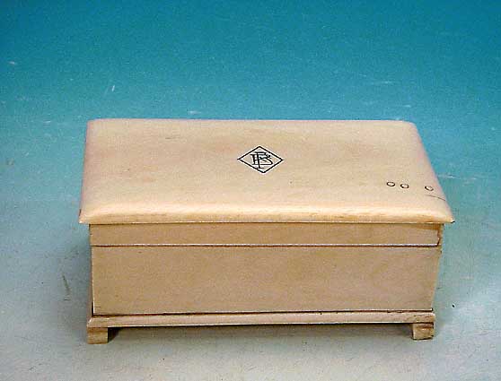 Deckeldose, England, um 1900, Elfenbein, aus den indischen Kolonien, Deckel mit Mono- gramm FB, ca. 7 x 16 x 9 cm