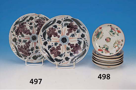 Zwei Teller, süddeutsch, um 1720, Fayence, bunt bemalt mit Weintrauben- und -ranken, mehrere Bestoßungen am Rand, einer ...