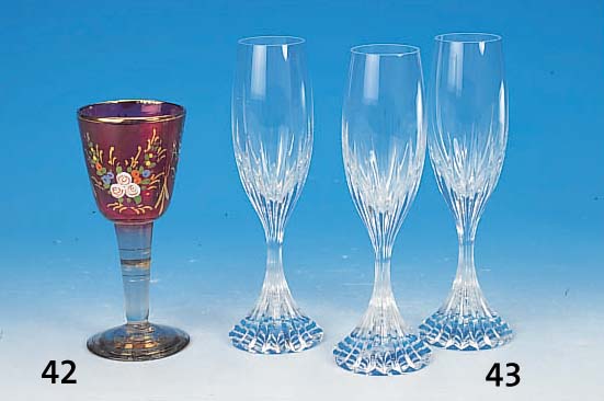 Fußglas, deutsch, 2. Hälfte 19. Jh., farbloser Stiel rote Kuppa, Emailbemalung, Goldstaffage l. berieben, H. 17.5 cm