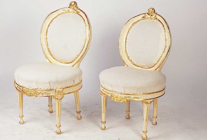 Fünf Salonstühle, süddeutsch, drei von ca. 1760, zwei um 1830-40 dazugearbeitet, Holz reich geschnitzt weiß gefaßt und vergoldet, Fassung ...