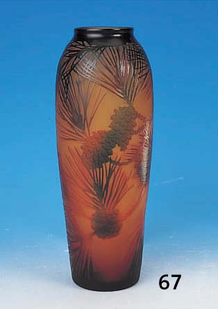 GROßE VASE, ARGENTAL, UM 1910, FARBLOSES GLAS, GELBER INNENüBERFANG, GRüN, UND ROT üBERFANGEN, KIEFERNNADELDEKOR MIT ZAPFEN, ...
