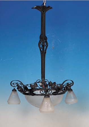 DECKENLAMPE, FRANKREICH, UM 1910, SCHMIEDEEISERNE FASSUNG, FARBLOSES GLAS, GEäTZTER ROSENDEKOR, SIGN. DEVEAU