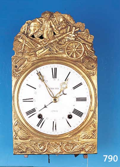 Comtoise, Frankreich, um 1879/80, geprägte Messingumrandung, im Giebel Darstellung einer landw. Szenerie, in den Ecken Ährenbündel, ...