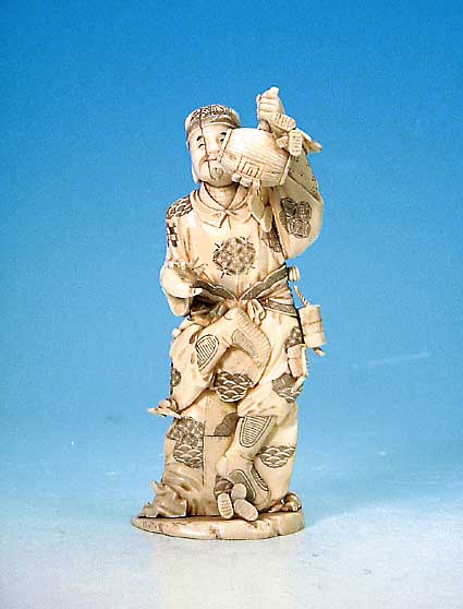 Elfenbeinskulptur, Japan, um 1900, Mann mit Hammer, geschnitzt, rissig, Teil in der Hand (verm. Tier) fehlt, H. 23 cm