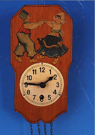 KLEINE WANDUHR, SCHWARZWALD, UM 1930, HOLZ- GEHäUSE, IM GIEBEL TANZENDES KINDERPAAR IN HOLLäNDISCHER TRACHT, METALLZIFFERBLATT, SKELETT. ...