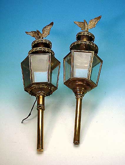 Zwei Kutscherlampen, Österreich, um 1890, Messing, 6-fach facettiert, 5-seitig verglast,im Dekor leicht verschieden, eine Elektrifi- ziert ...