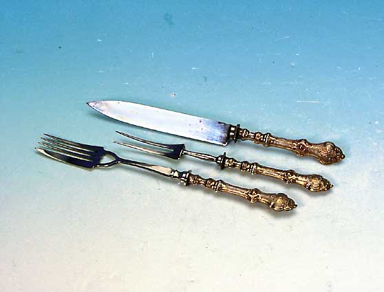 TRANCHIERBESTECK, DEUTSCH, UM 1900, METALL REICH RELIEFIERT IM ROKOKOSTIL, TEILVERGOLDET UND TEILVERSILBERT (BERIEBEN), DREITEILIG, ...