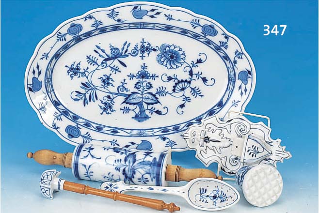 6 Teile Küchengeräte, Teichert in Meißen, um 1900, Porzellan, blaues Zwiebelmuster, be- stehend aus Teigrolle, Quirl, Fleischklopfer (dieser ...