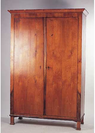 Biedermeierschrank, um 1820-30, Nußbaumfurnier, z.T. gespiegelt, altersbed. beschädigt, rest.bedürftig, schöne klass. Form, ...