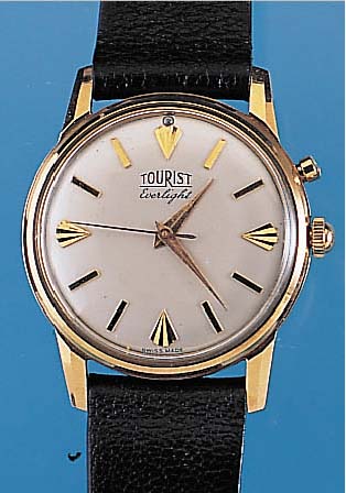 TOURIST HERRENARMBANDUHR EVERLIGHT, SCHWEIZ UM 1962, METALL HARTVERG., EDELST.-BODEN GE- SCHR., BEI FERTIGST. WASSERGESCH., IM BODEN BATTERIEFACH ...