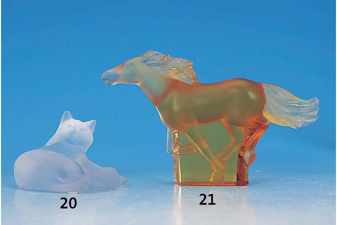 Glasskulptur, Lalique, liegende Katze, mattiertes Preßglas, unsign., ca. 6 cm