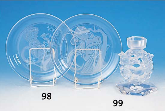 Kerzenleuchter, Lalique, teilmattiertes Preßglas mit reliefiertem Taubenpaar in Blütenkranz, unsigniert, H. ca. 16.5 cm