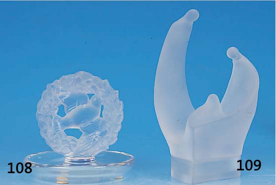Sch„lchen, Lalique, teilmattiertes Preáglas mit reliefierter Taube in Bltenkranz, un- signiert, H. ca. 9.5 cm