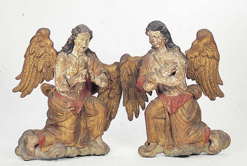 Paar Engel, Frankreich, um 1780, Holz geschnitzt, orig. Fassung, ein Flügel abgebrochen, altersbedingter Originalzustand, ...