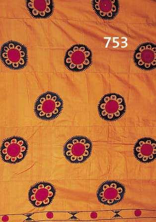 SUSANI-DECKE, SAMARKAND, GRUNDGEWEBE SCHAN- TUNG, GELBE SEIDE MIT ORNAMENTALER FLACHSTICH-STICKEREI, SEHR DEKORATIV, M. 272 X 182 CM