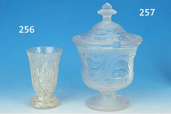 BOWLEGEFäß, BöHMEN, UM 1860, FARBLOSES GLAS, REICH GESCHLIFFEN, TEILMATTIERT, H. CA. 34 CM