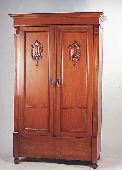 Kleiderschrank, deutsch, um 1915, Nußbaumfurnier, innen mit Einlegeboden und Stange, Kranz ergänzt, restauriert bzw. ...