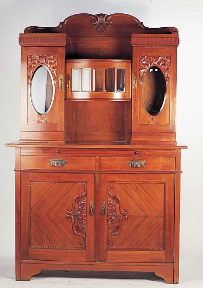 Aufsatzbuffet, deutsch, um 1920/20, Nußbaumfurnier, facettierte Glasscheiben, aufgelegte Schnitzereien, ausziehbare Arbeits-platte, ...