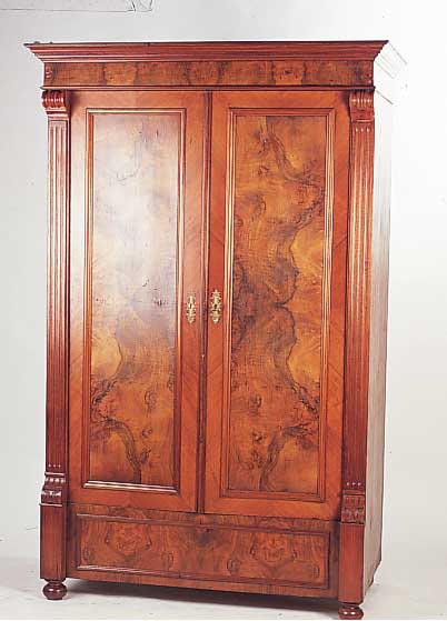 Kleiderschrank, Gründerzeit, um 1890, Nußbaumfurnier, mit Wurzelnußfüllungen, eine Stange, aufgearbeitet, 190 x 120 x 63 cm