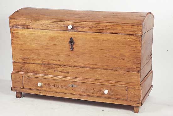 Runddeckeltruhe, deutsch, dat. 1854, Eiche massiv, bez. und datiert, ohne Schlüsselrestauriert bzw. wohnfertiger Zustand, 90 x 126 x ...