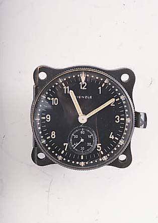 KIENZLE Einbauborduhr, Ref.-Nr. 10184, Deutschland um 1940, Metall feldgrau lackiert,8-Tagewerk, schw. Kontrastzifferbl., Lünette m. 60er ...