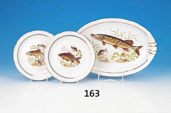 Fischservice, Frankreich, Limoges, bunt lithographiert mit verschiedenen Fisch- motiven, Goldrand, best. aus 12 Tellern, D. je ca. 23.5 ...