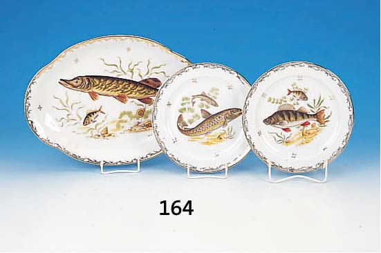 Fischservice, Frankreich, Limoges, bunt lithographiert mit verschiedenen Fisch- motiven, Goldspitzendekor am Rand, bestehend aus 12 ...