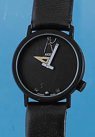 Konvolut: 2 Designerarmbanduhren, 1x AKTEO, Architektenuhr, Design, J.C.Mareschal, schw. matt. Geh., Boden Edelst. gedr., neutr. Leder-band, ...