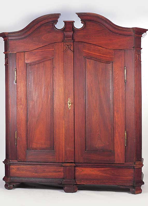 Schrank, deutsch, um 1780-90, Barock, Eiche massiv, orig. Schloß, Schlüssel, Riegel-werk und Beschlag, Sprenggiebel, ohne Innen- ...