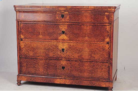 Kommode, deutsch, um 1840, Nußbaumfurnier, Platte und Seiten vierfach gespiegelt, Front der Schubladen in lebhaftem Wurzelnußfurnier, ca. 97 x ...