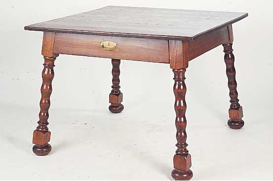 Bauerntisch, deutsch, um 1900, Platte Eiche massiv, Füße Buche reich gedrechselt, ein Schub, ca. 75.5 x 98 x 95 cm, restauriert