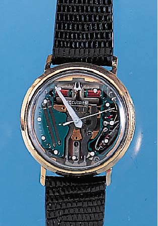 BULOVA HERRENARMBANDUHR ACCUTRON, REF.-NR. K25890, SCHWEIZ UM 1967, METALL VERG., EDEL- STAHLB. GESCHR., BANDANST. ALTERSBED. VERZOGENBATTERIEFACH ...