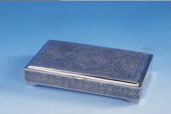 Dose, Persien, Silber, innenvergoldet, Punzierungen, außen mit typ. aufwend. zisel. u. punziert, mit 4 kl. Füßen, 3 x 16.5 x 9.7 cm, auch ...